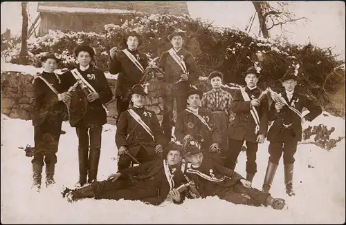 Ansichtskarte  Jagd / Jäger Junge Männr Scherpe im Winter Gruppenbild 1912