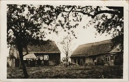 Militaria Foto 1. Weltkrieg Soldaten an einen Hof, Gehöft, Bauernhof 1915