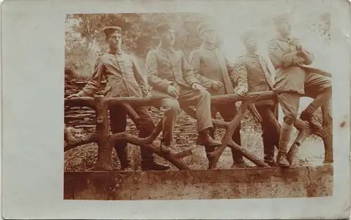 Militär Foto 1. WK Soldaten aufgereiht auf Holzbrücke 1914 Privatfoto