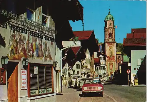 Ansichtskarte Mittenwald Dorf Strasse mit Geschäft, div. Autos 1984