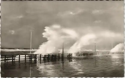 Westerland-Gemeinde Sylt Sturmflut Nordsee Wellen peitschen an Land 1960