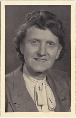 Foto  Lotte ältere Frau Portrait 1948 Privatfoto