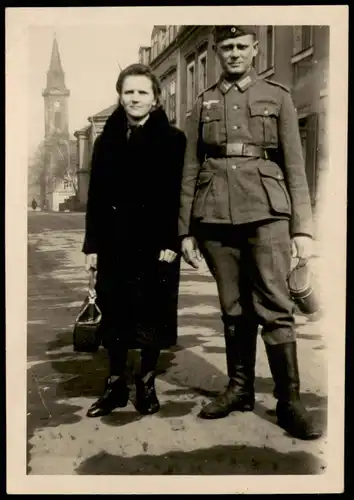 Militär Soldat in Uniform mit seiner Frau Privataufnahme 1940 Privatfoto Foto