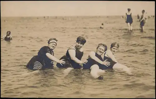 Ostsee Baltic Sea Künstlerkarten Mode Kleidung Frauen planschen 1916 Privatfoto