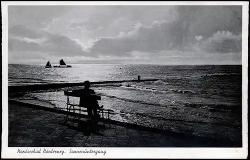 Ansichtskarte Norderney Mann auf Bank - Sonnenuntergang 1956