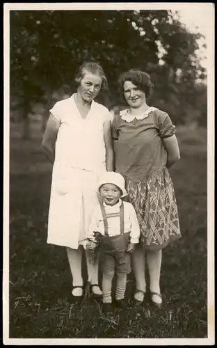 Familie Gruppenfoto Kind mit 2 Frauen Echtfoto-AK 1940 Privatfoto