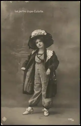 Fotokunst Fotomontage: Kind Mädchen Erwachsenen-Kleidung   Jupe-Culotte 1911