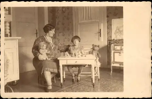 Menschen & Familienfoto: Mutter mit Kinden und Puppen, Teddy 1928 Privatfoto