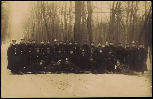 Soldatengruppe schwarze Mäntel Pickelhaube Militaria WK1 1915 Privatfoto