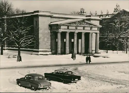 Berlin Unter den Linden Neue Wache Mahnmal für die Opfer Militarismus 1966