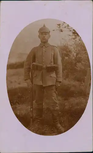 Militär Soldaten Privataufnahme: Soldat mit Pickelhaube u. Uniform ca. 1. WK 1915 Privatfoto