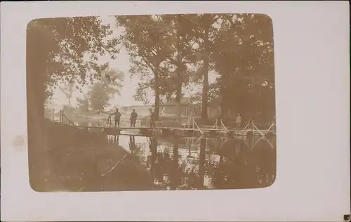 Ansichtskarte  Soldaten auf Behelfsbrücke WK1 Militaria 1917