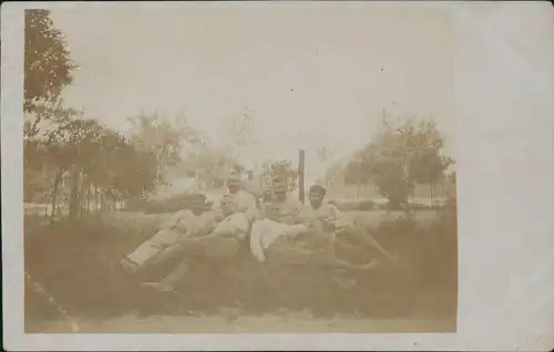 Foto  Militaria WK1 Soldaten auf Wiese 1915 Privatfoto