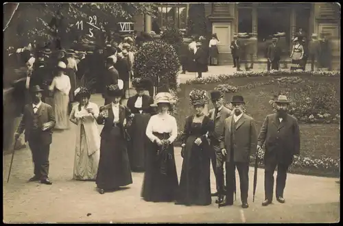 Fotokarte Stimmungsbild Feine Gesellschaft Feier 1911    Stempel WIESBADEN