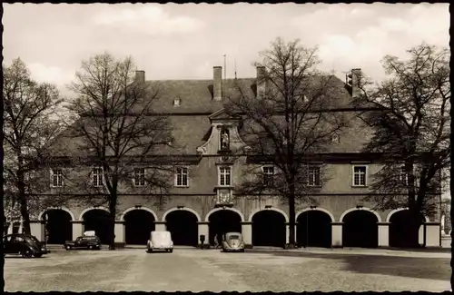 Ansichtskarte Soest Rathaus, Autos davor u.a. VW Käfer 1959