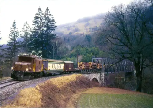 Verkehr & Eisenbahn: Krokodil mit Güterzug zw. Trin und Reichenau-Tamins 2007