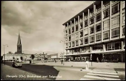 Postkaart Hengelo Brinkstraat met Telgenflat VW Käfer 1961