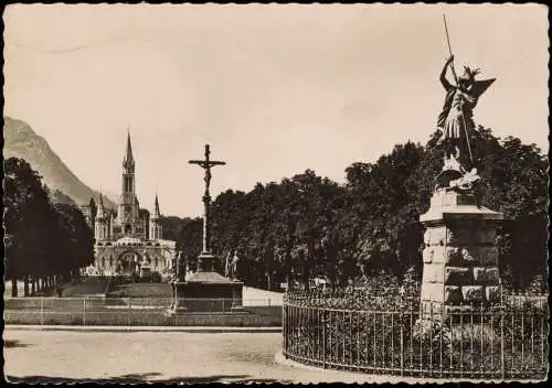 CPA Lourdes Lorda St-Michel La Croix des Bretons et Basilique 1954