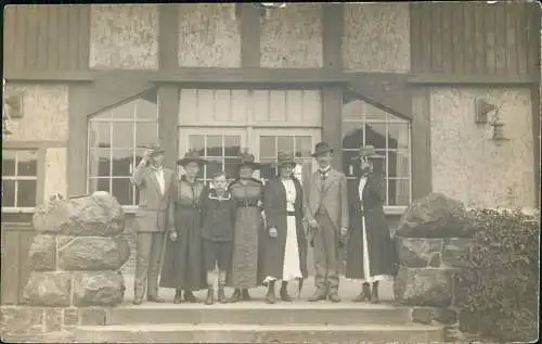 Familien Gruppenfoto vor Gasthaus Eingang - feine Kleidung 1927 Privatfoto