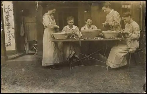 Ansichtskarte  Frauen beim Kartoffeln schälen 1941