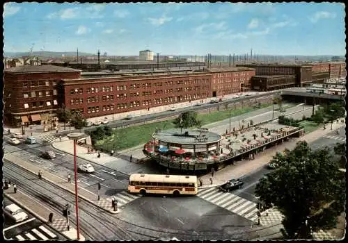 Duisburg Hauptbahnhof Vorplatz mit Bus, Autos u.a. VW Käfer 1975